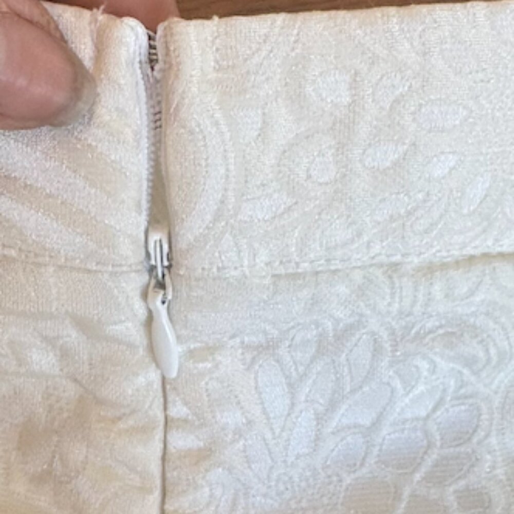 Blithe white embossed high-waisted shorts, size M… - image 4